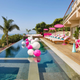 La mansión dispone de una piscina con un tobogán rosa.